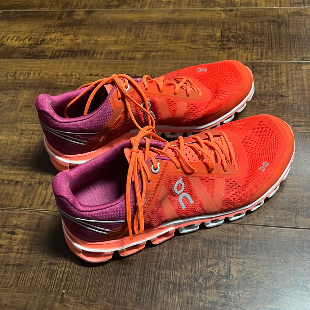 On Running | On Cloud Cloudflow Running Sneakers Size 8 Orange Pink